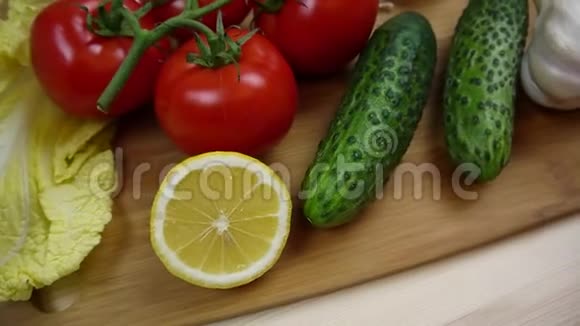 黄瓜中国沙拉番茄柠檬大蒜剪板录像上的蔬菜视频的预览图