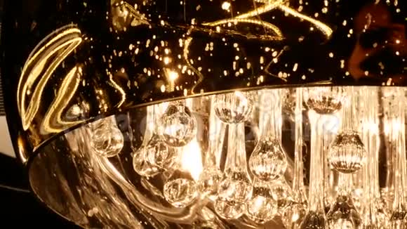豪华吊灯许多明亮和装饰性的烧瓶视频的预览图