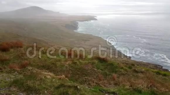 爱尔兰西海岸佛格尔悬崖的广角景观视频的预览图