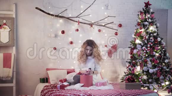 漂亮的黑发包裹圣诞礼物视频的预览图