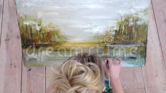 年轻的艺术家女孩画的油画顶部视图视频的预览图