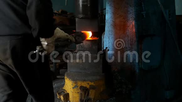 铁匠在锻造一个金属零件的机械工程铁水和鳞片慢运动工业视频的预览图