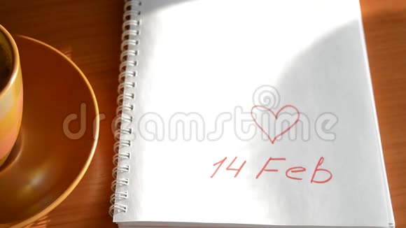 情人节杯咖啡一本记录2月14日的笔记本心滚动的记号笔视频的预览图