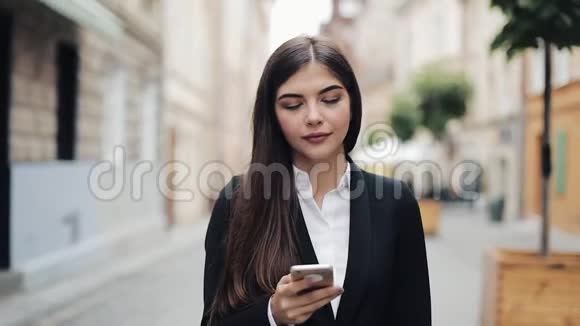 漂亮的年轻商务女性高兴地在她的电话上交谈走路笑商业生活方式积极的生活方式视频的预览图
