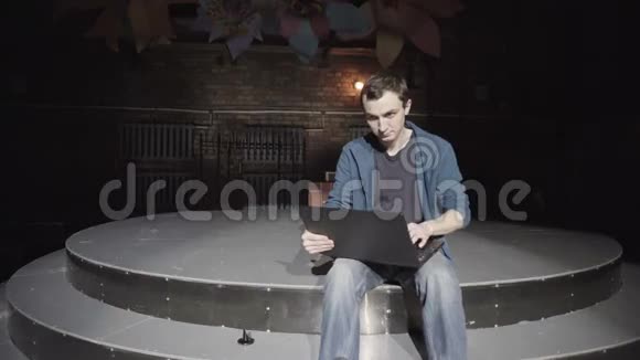 年轻人为笔记本电脑工作视频的预览图