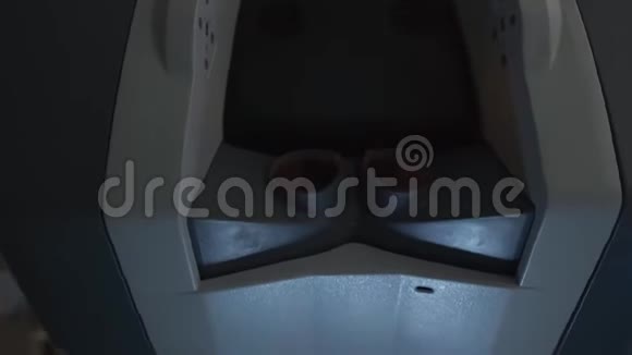 相机显示病人内脏机器人操作外科医生的观点视频的预览图
