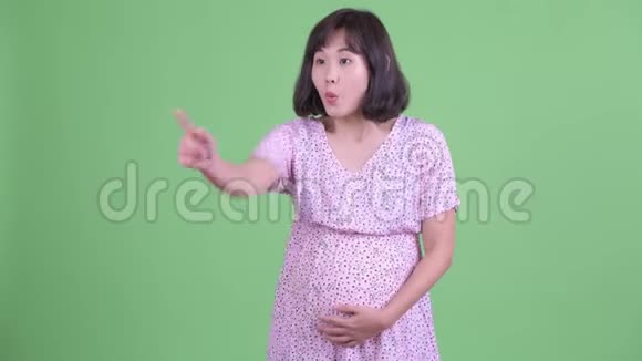 快乐的亚洲孕妇手指视频的预览图