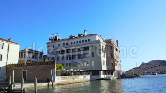 水上游览在舒适的咖啡馆和威尼斯美丽的建筑上观看乘船航行视频的预览图