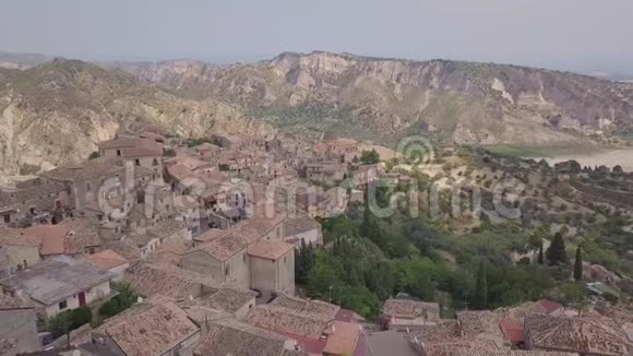 4k接近日落时分意大利历史小镇的空中镜头视频的预览图