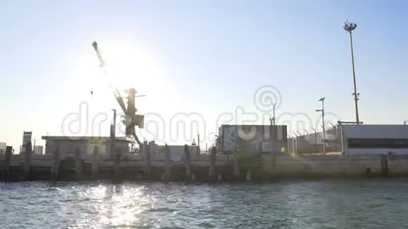 摩托艇在威尼斯港口附近航行带吊车水上游览观光视频的预览图