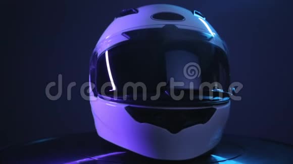 白色摩托车全脸头盔在黑色背景上旋转视频的预览图