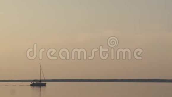 日落时分横渡湖或河的摩托艇视频的预览图