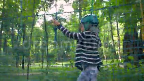 绳子公园里的小女孩视频的预览图