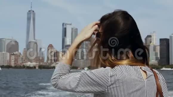 年轻快乐的女人在美国纽约的东河上划船看曼哈顿享受视频的预览图