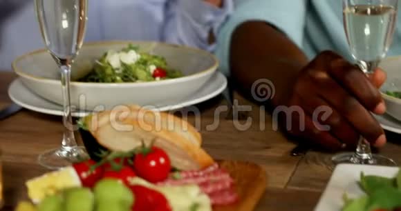 妇女在餐桌上拍照食物视频的预览图
