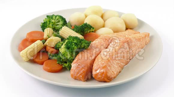 食用鲑鱼土豆和蔬菜的酱视频的预览图