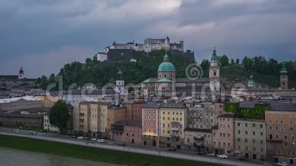 奥地利萨尔茨堡城市夜间天际线延时4K视频视频的预览图