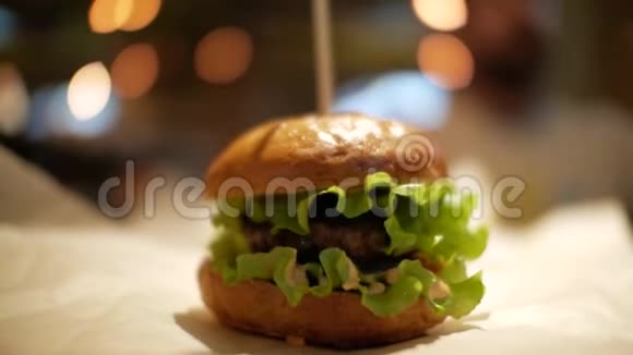 羊皮纸桌子上的经典汉堡快餐店视频的预览图