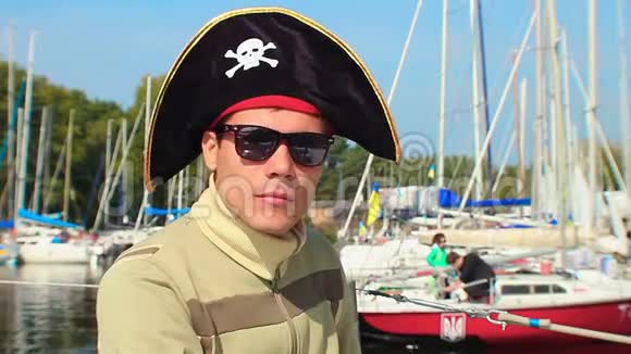 戴海盗帽游艇航海的年轻人画像视频的预览图