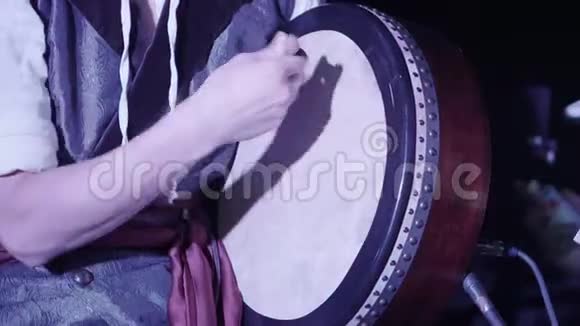 一个在邦戈鼓上演奏的人手敲击一个邦戈鼓在近距离鼓手动作节奏爱尔兰视频的预览图