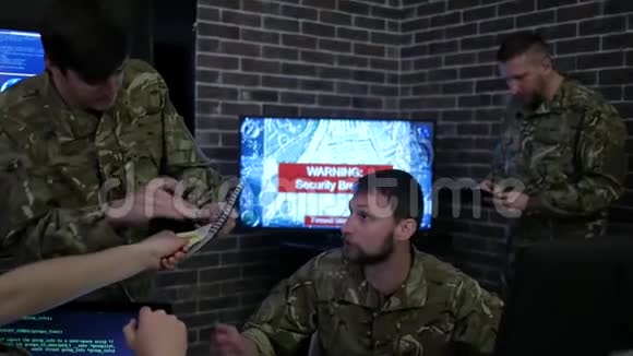 穿制服的专业士兵外地总部网络视频的预览图