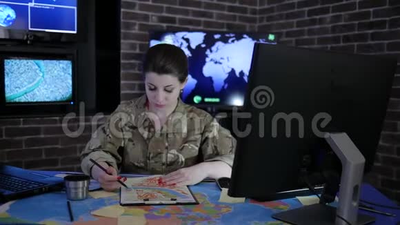 军事人员穿制服的女亲兵在监控室视频的预览图