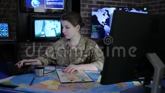 在军事总部系统控制中心车站管理讨论战斗的女战士肖像视频的预览图