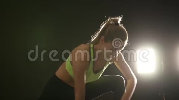 运动中有魅力的年轻女子适合健身室做腹部运动视频的预览图
