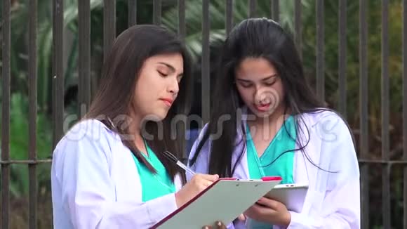 年轻的女医务人员视频的预览图
