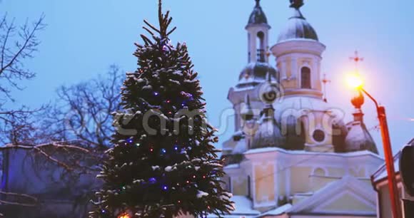 帕尔努爱沙尼亚圣诞树在节日新年节日照明和圣凯瑟琳正教的背景视频的预览图