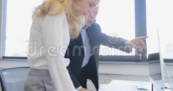 商务男女在创意办公室和电脑一起工作两个专业的商务人士一起展示视频的预览图