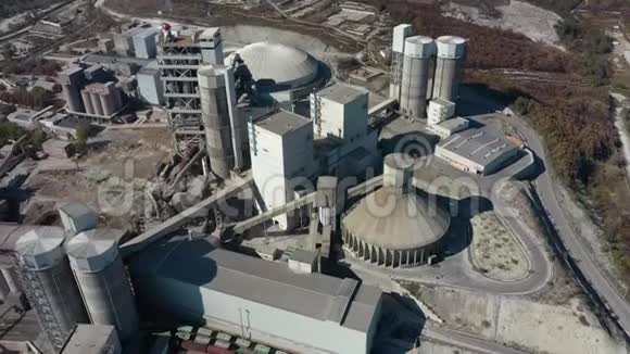 乡村大型工业水泥厂的鸟瞰图视频的预览图