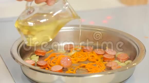 在平底锅上用蔬菜和切碎的香肠煎鸡蛋视频的预览图