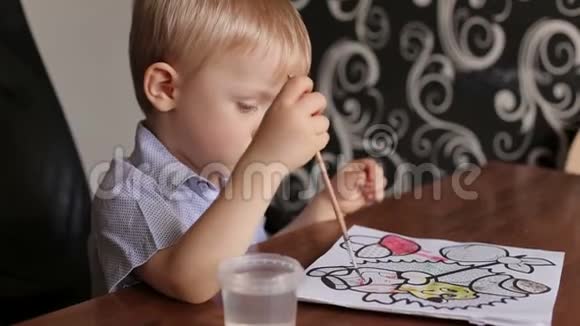 用刷子和油漆画孩子的特写视频的预览图