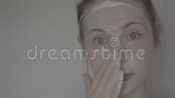 皮肤护理美丽的健康女人放保湿霜的肖像视频的预览图