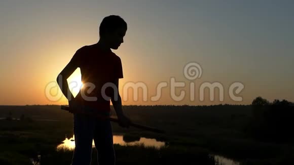 小男孩火车功夫吹在湖岸的日落在斯隆莫视频的预览图