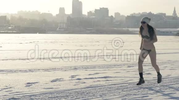冬天穿靴子和比基尼的女人跑步视频的预览图