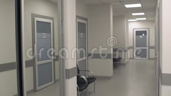 美丽干净的医疗中心走廊视频的预览图