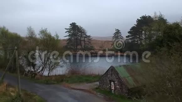 从典型的爱尔兰废墟飞往美丽的湖泊视频的预览图