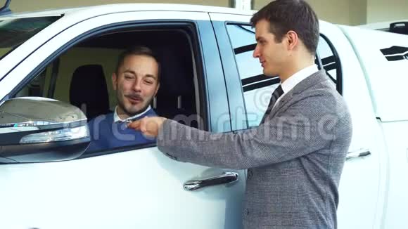 一个英俊的买家和一个卖车的人自拍视频的预览图