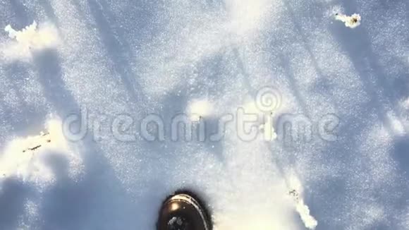 寂寞的男人走在雪地里合上男人的鞋子散步的概念慢动作视频的预览图