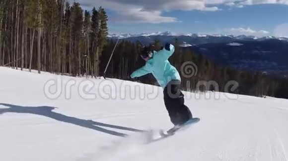 年轻的职业男性滑雪者在滑雪板上表演特技表演在壮观的慢动作视野中视频的预览图