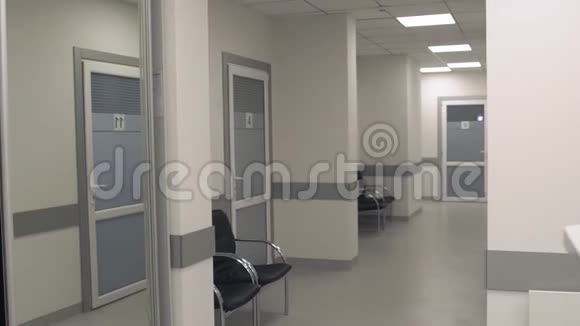 美丽干净的医疗中心走廊视频的预览图