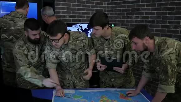 作战总部军事总部的将军和信息技术专家工作和观察视频的预览图