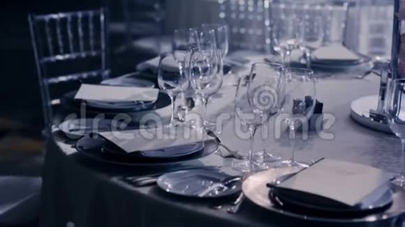 镜头在婚礼装饰的桌子周围移动从右到左视频的预览图