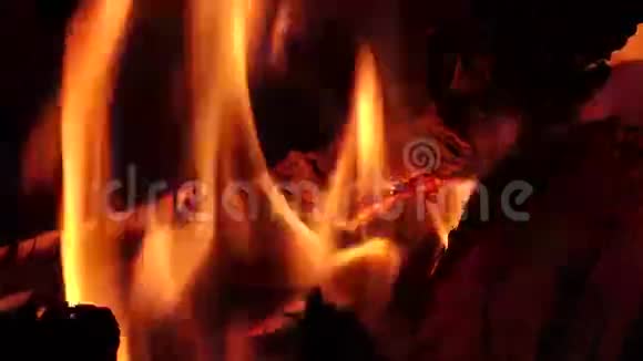壁炉着火了靠近壁炉的温暖舒适燃烧的火视频的预览图