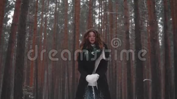 红发女孩把雪扔上去笑了慢动作视频的预览图