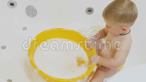 小男孩在洗澡时玩得很开心视频的预览图