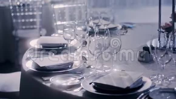 镜头在婚礼装饰的桌子周围移动从左到右视频的预览图