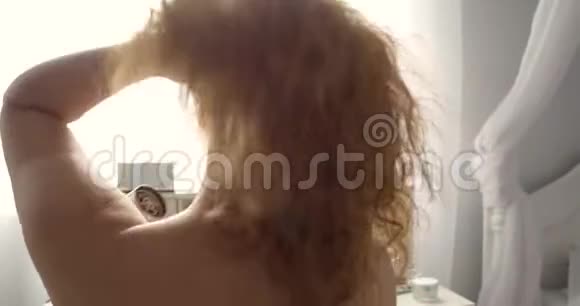 淋浴后穿毛巾的漂亮女人视频的预览图